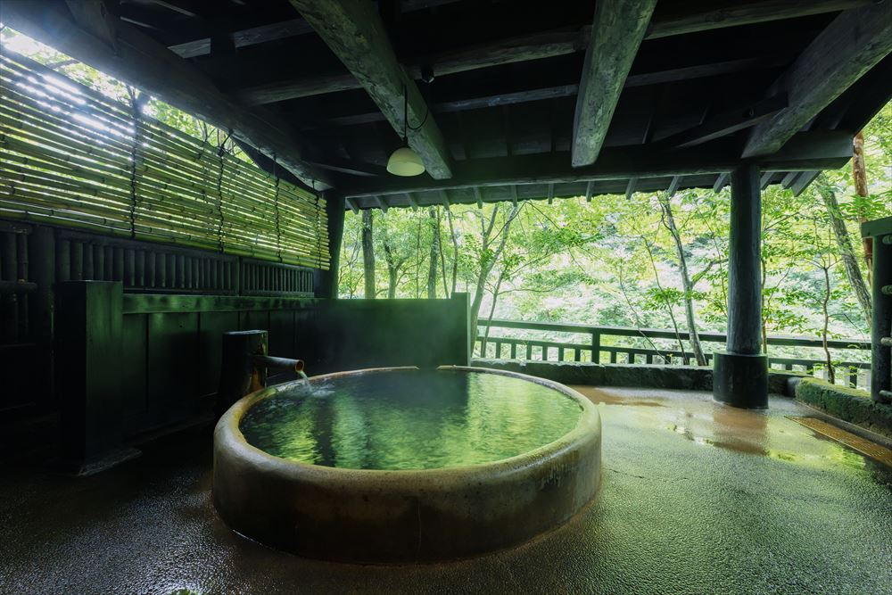 旅館 山河。貸切露天「六尺桶風呂」では豊かな緑の風景をお楽しみいただけます。貸切風呂のご利用はチェックイン後のご予約制です。