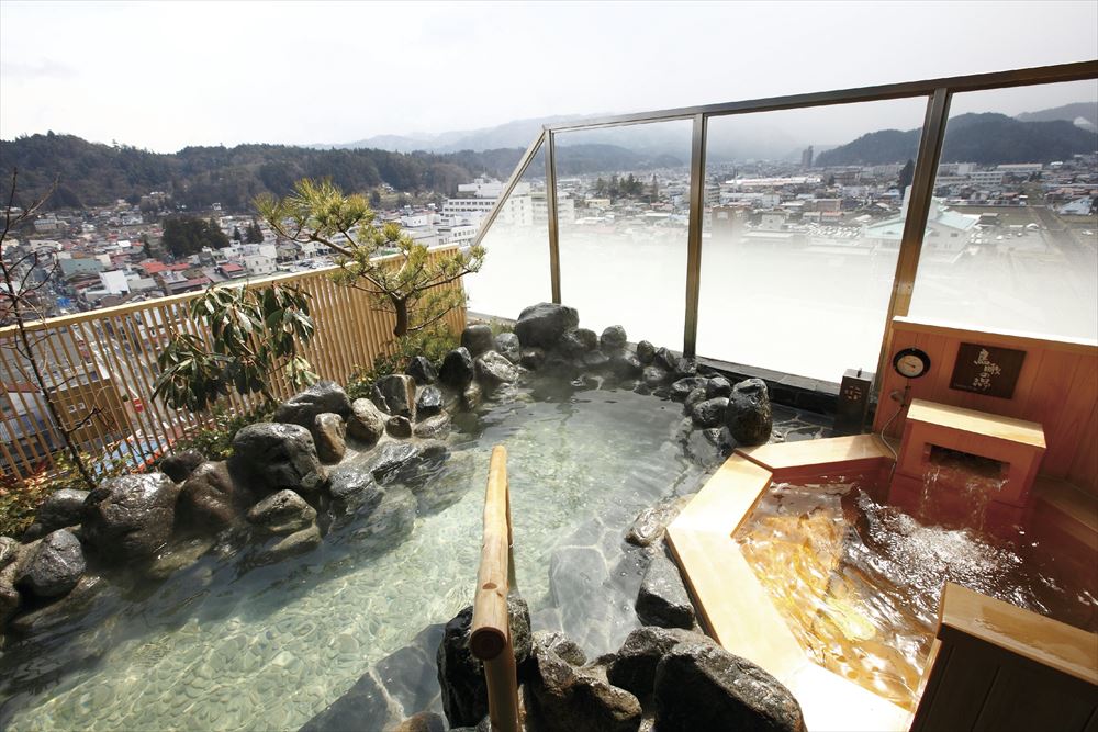 飛騨花里の湯 高山桜庵_最上階展望露天風呂。眼下には高山の町が広がる。