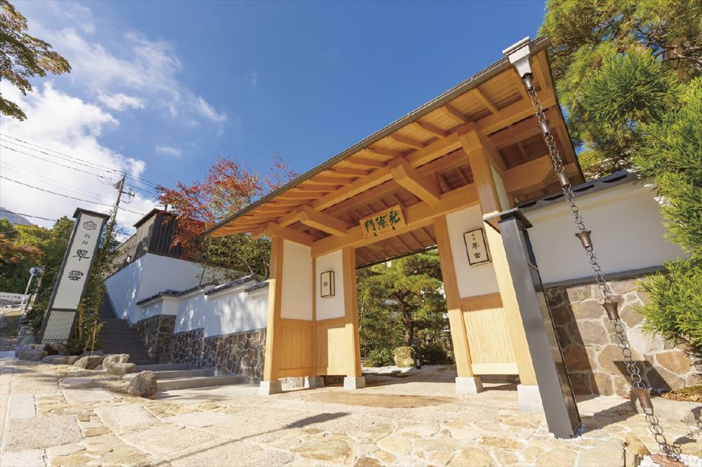 雪月花別邸 翠雲_強羅駅から徒歩5分。光陰門をくぐると、そこには非日常の空間が