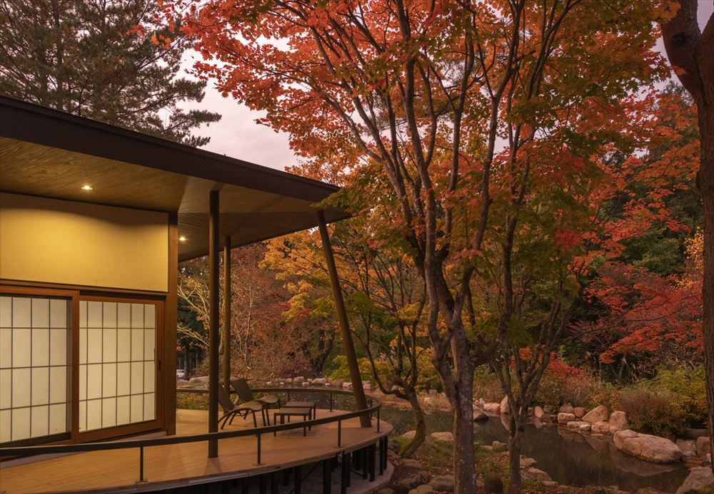 湯けむりの宿 稲住温泉_離れの4つのお部屋は昭和の名建築家の手による特別な空間。テラスから望む庭園も美景