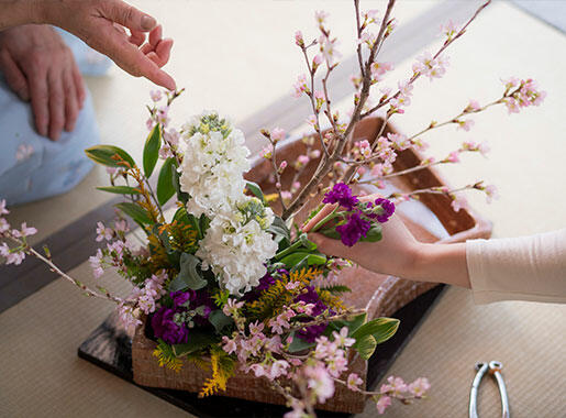 ふふ 京都_日本古来より伝統のある「いけばな嵯峨御流 華道家」による華道を、離れのプライベート空間で体験できます。