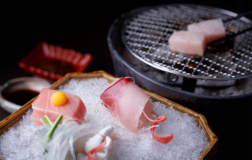 ふふ 京都_卓上の炭火で鮮魚や唐墨を炙っていただくお料理（イメージ）。夕食は地元の新鮮な京野菜や京都の伝統を取り入れた五感で味わう日本料理でおもてなしいたします。