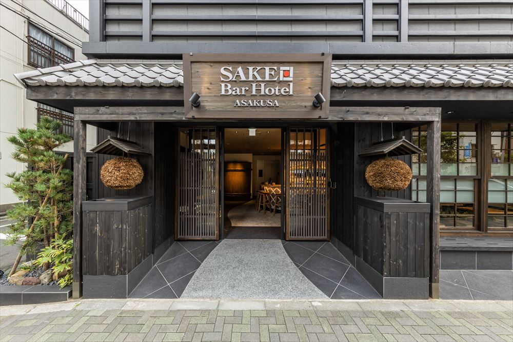 SAKE Bar Hotel 浅草。日本の酒蔵をイメージしたエントランス。