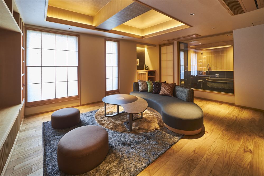 SAKE Bar Hotel 浅草。「Kura Suite」room. 畳の和室に大きな風呂釜。
