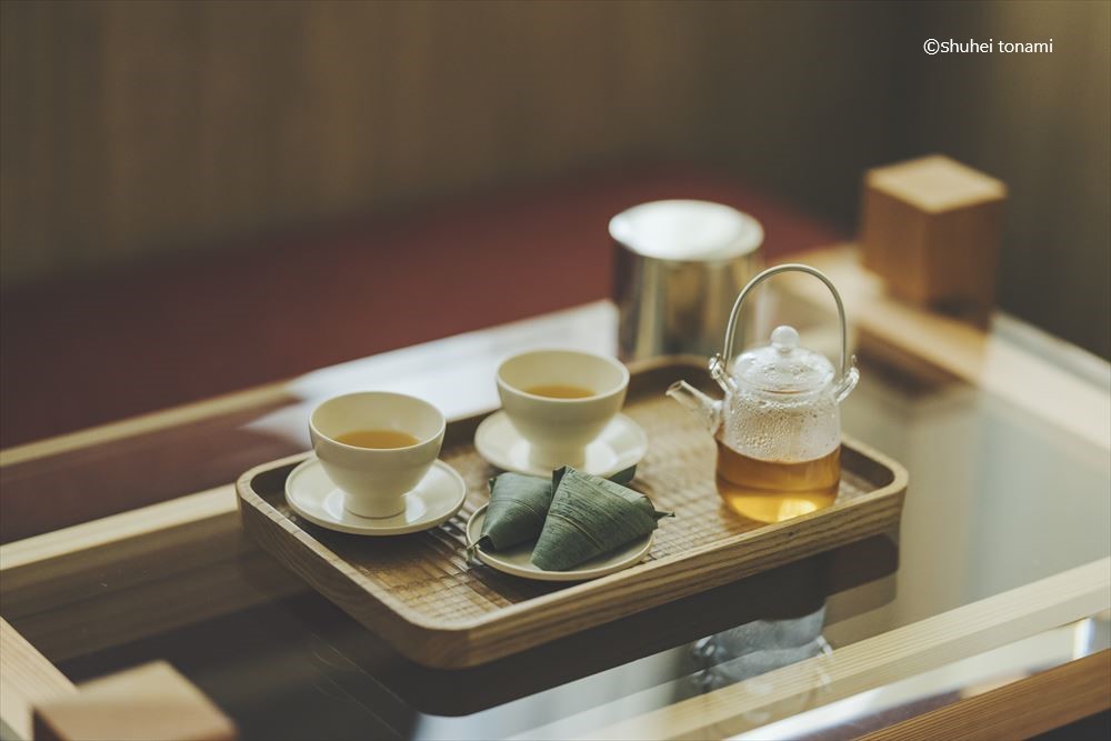 SOKI KANAZAWA。チェックイン時には、地元のお茶菓子をお渡ししております。ぜひ、お部屋のお茶とご一緒にどうぞ。