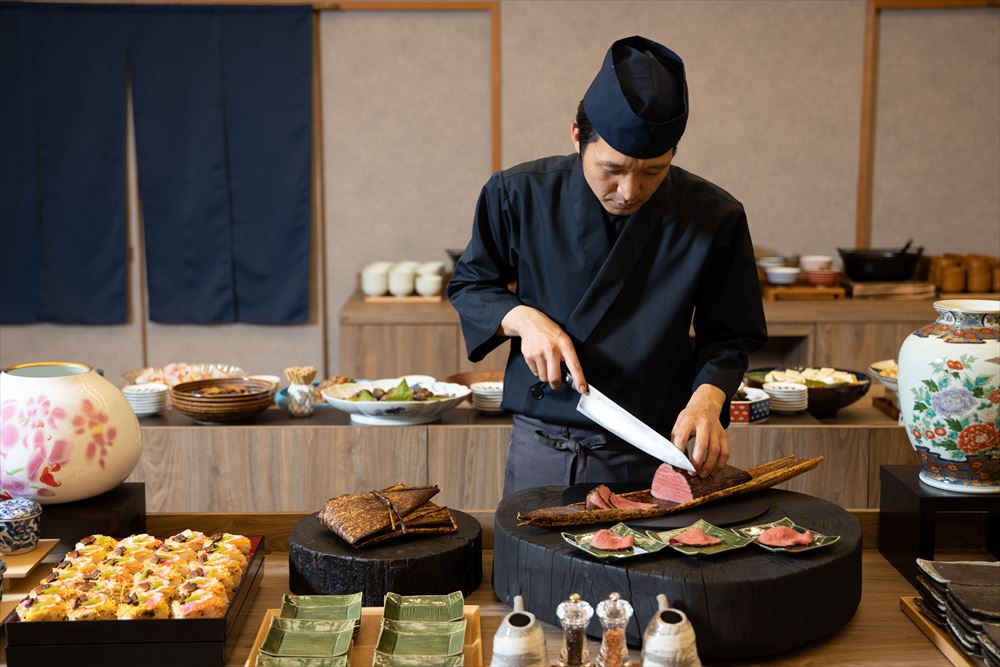 ホテル桜 嬉野_ビュッフェ料理を調理している料理人