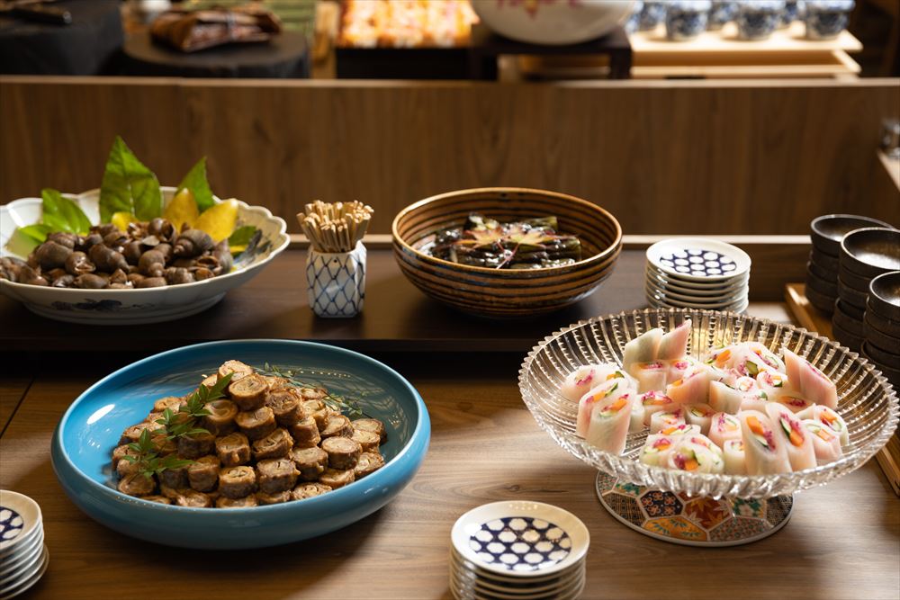 ホテル桜 嬉野_大皿に盛りつけられた、嬉野の四季が感じられる料理の数々（イメージ）