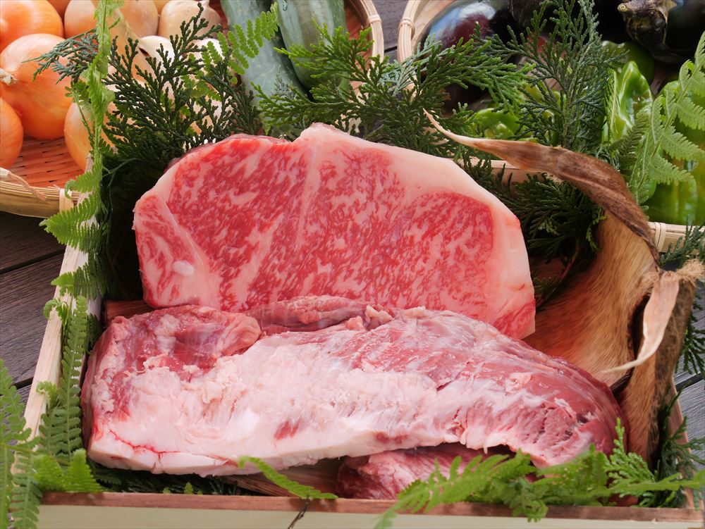 星の宿 彩音_夕食で調理される新鮮な肉
